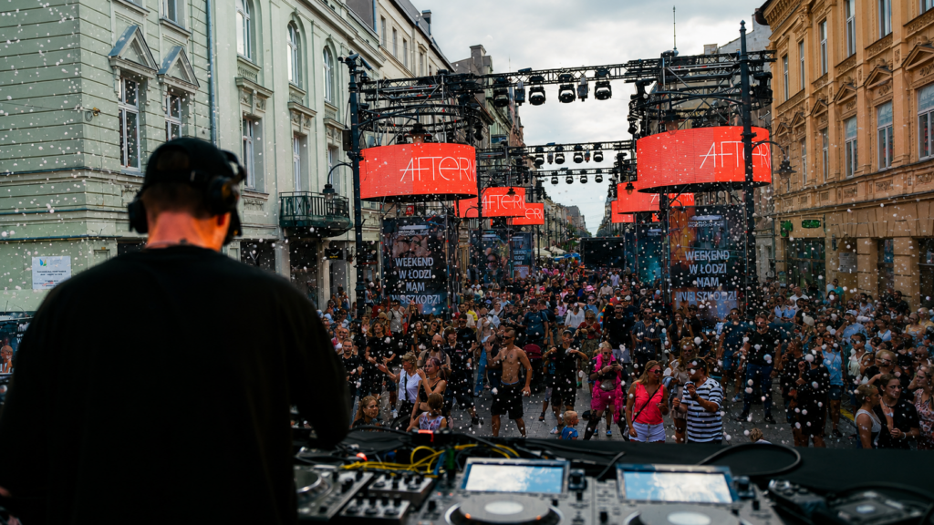 Parada Wolności w Łodzi – DJ i tłum uczestników na ulicy Piotrkowskiej