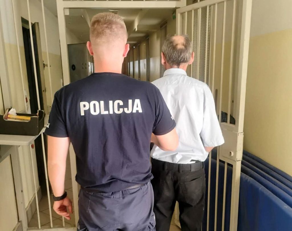 Atak metalowym tłuczkiem w Piotrkowie. Policjant prowadzi zatrzymanego 60-latka