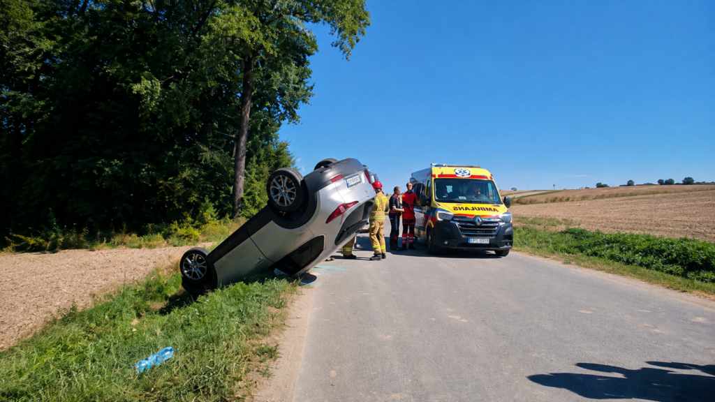 achowanie Mazdy w Gajkowicach – samochód po uderzeniu w barierę