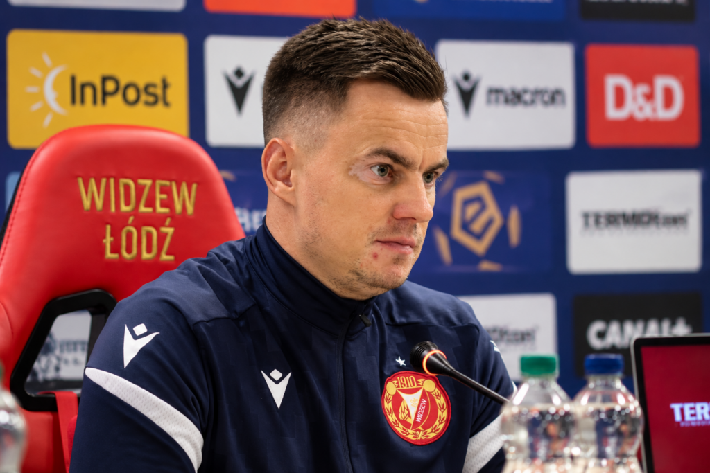 Mateusz Stolarski podczas konferencji prasowej Widzewa Łódź przed meczem z Wieczystą Kraków.