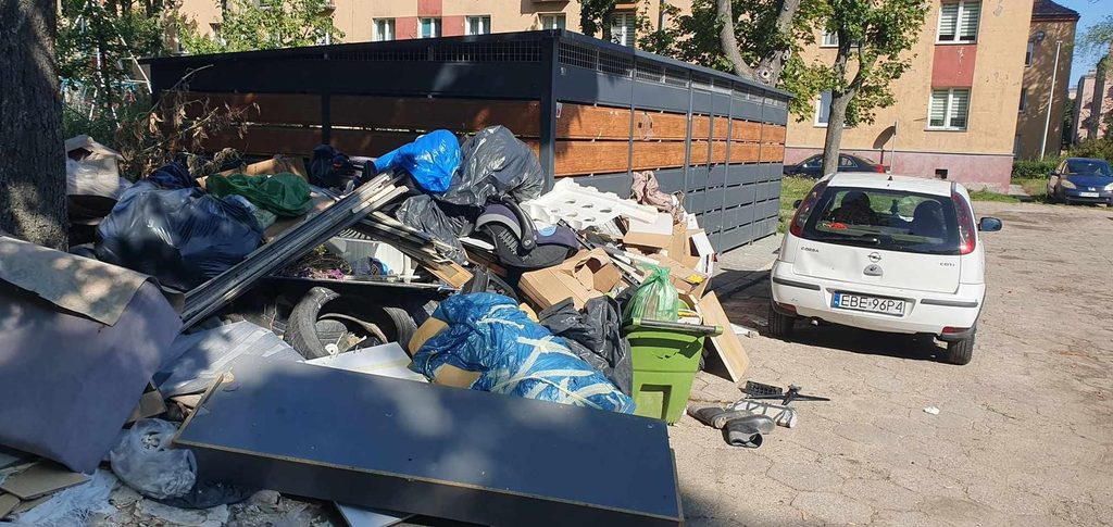 Śmieci przy ul. Ściegiennego w Piotrkowie Trybunalskim