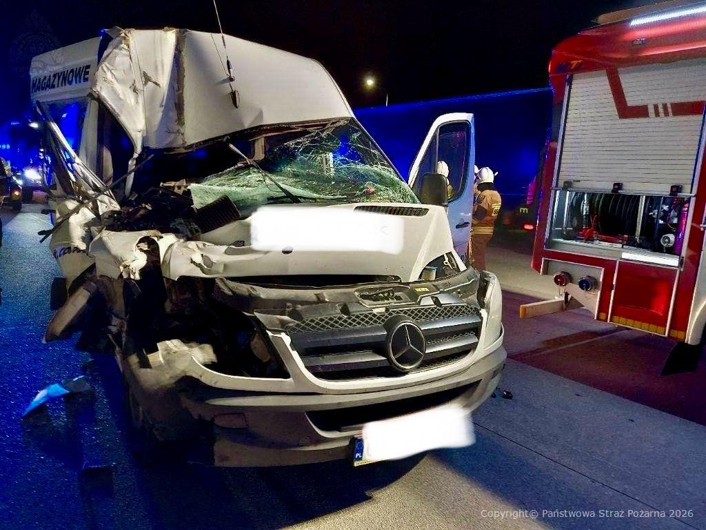 Tragiczny wypadek na A1 w Stobiecku Szlacheckim – bus najechał na ciężarówkę